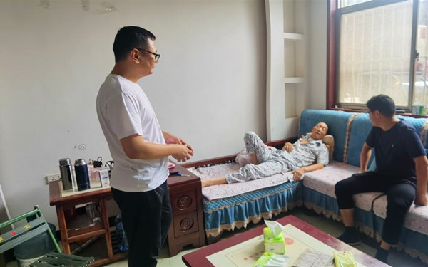 真節(jié)能公司熱情慰問患病村民 真節(jié)能公司熱情慰問患病村民